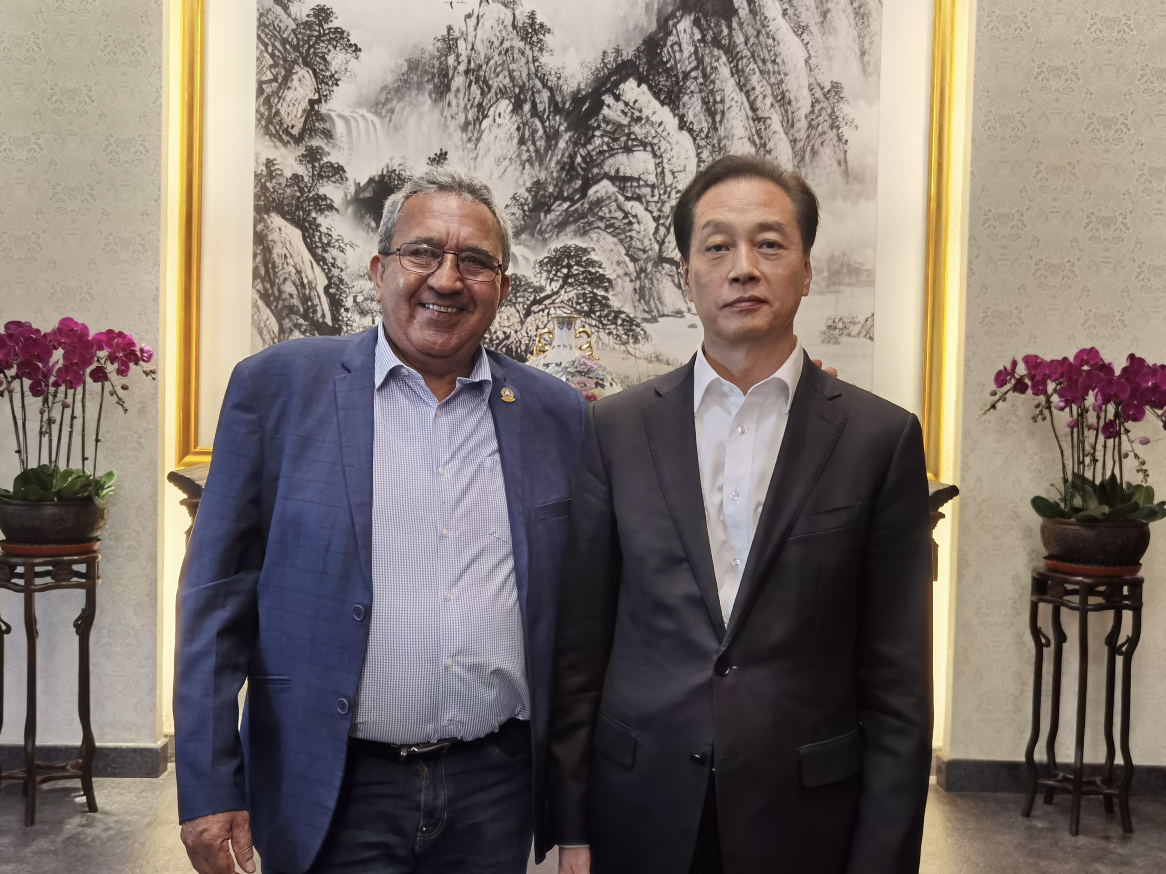 王超会长会见中美洲议会议长塞鲁德一行